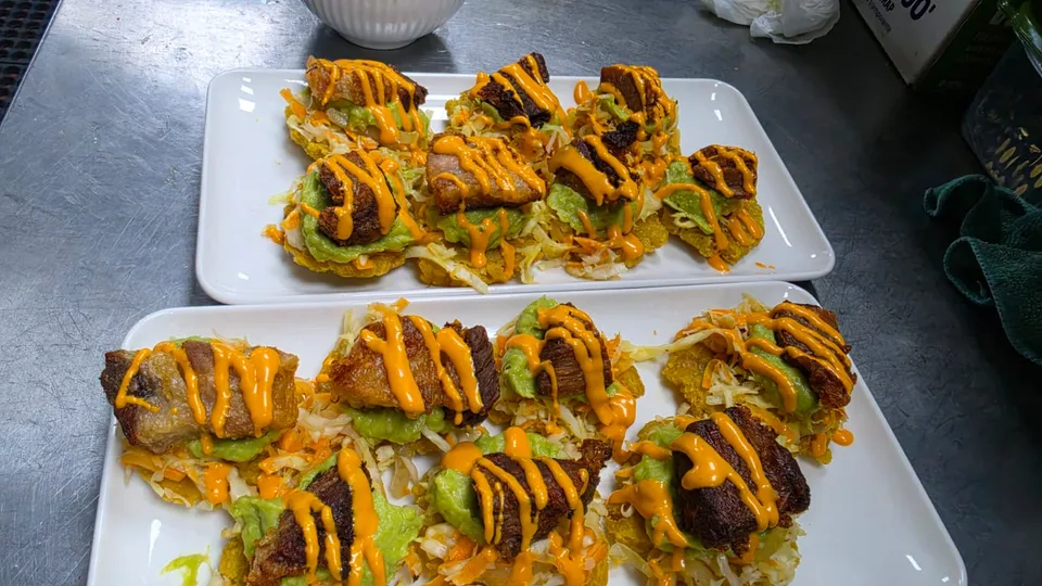 Bocados de plátano con toppings y salsa de la cocina de T’chaka